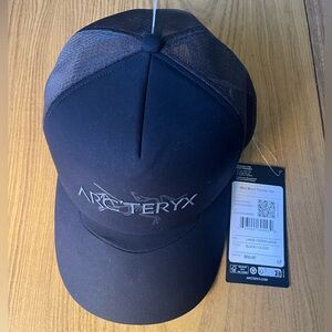 Arc’teryx Bird Word Trucker Hat Black/Cloud Men’s L-XL